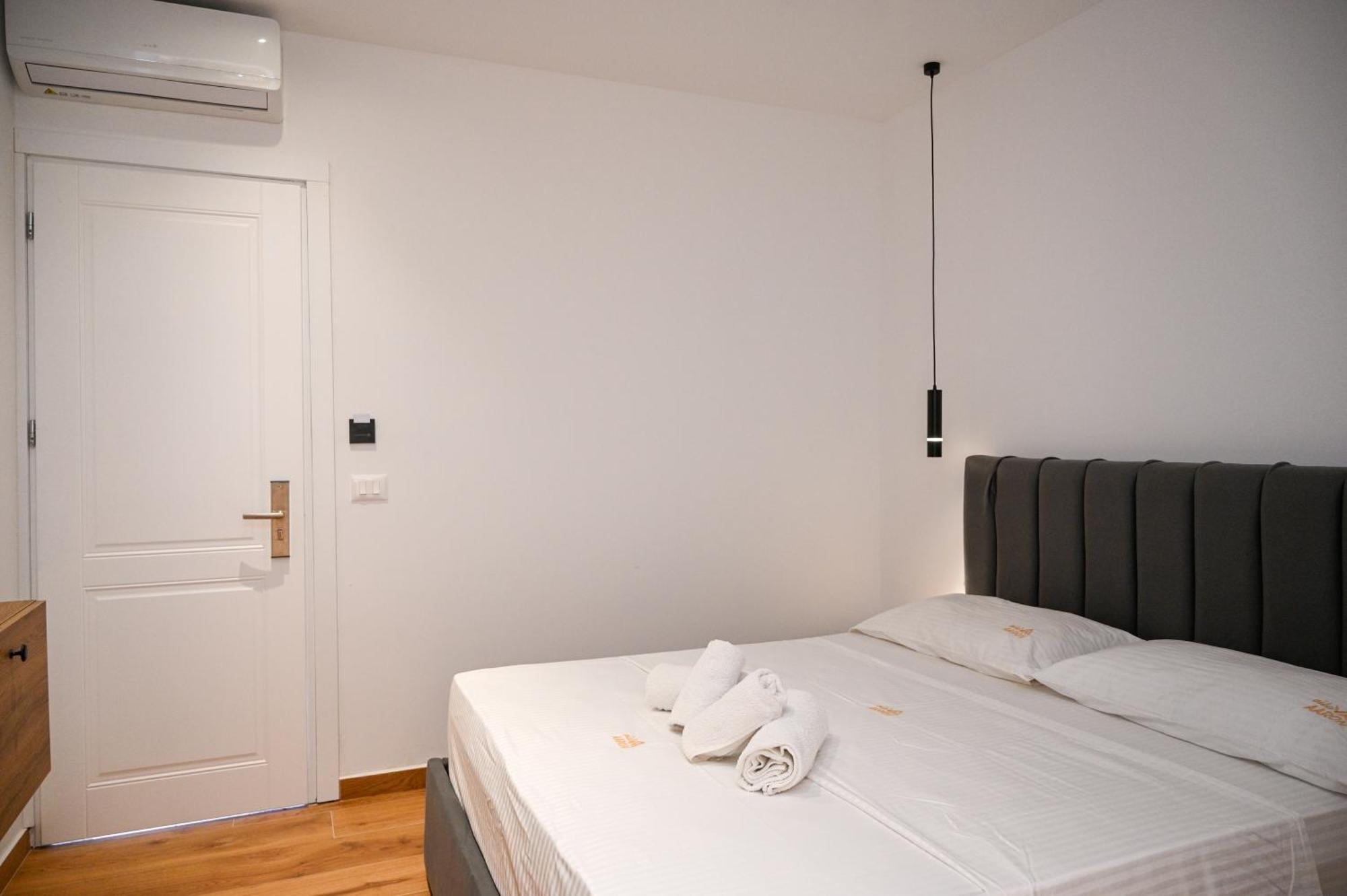 Aaron Hotel *