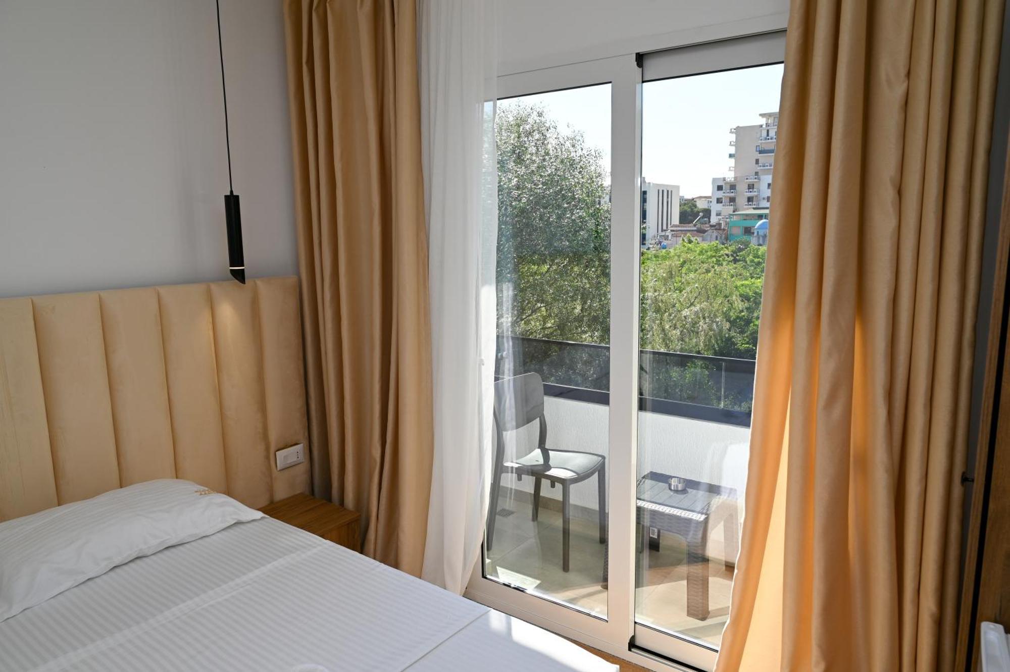 Aaron Hotel *
